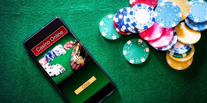 Mobil med casino online och spelmarker bredvid